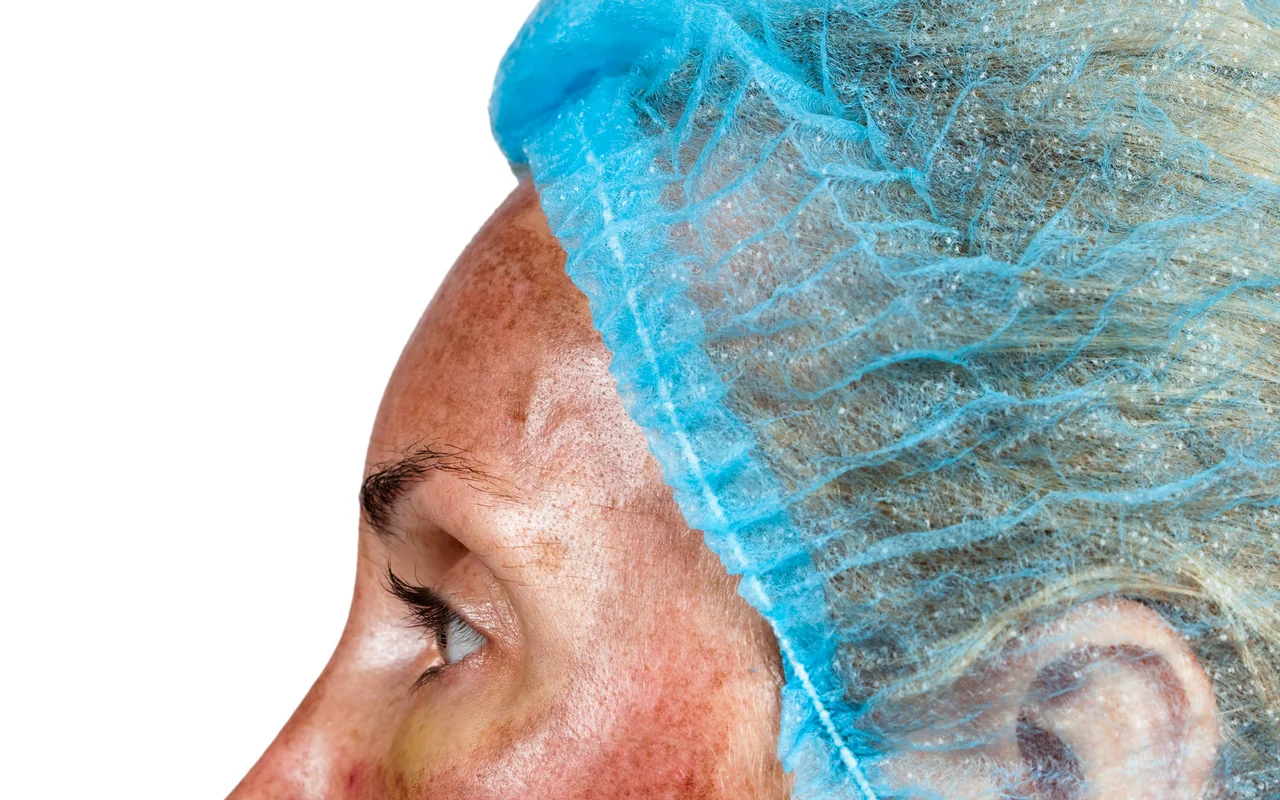 Observation douce du visage après un peeling