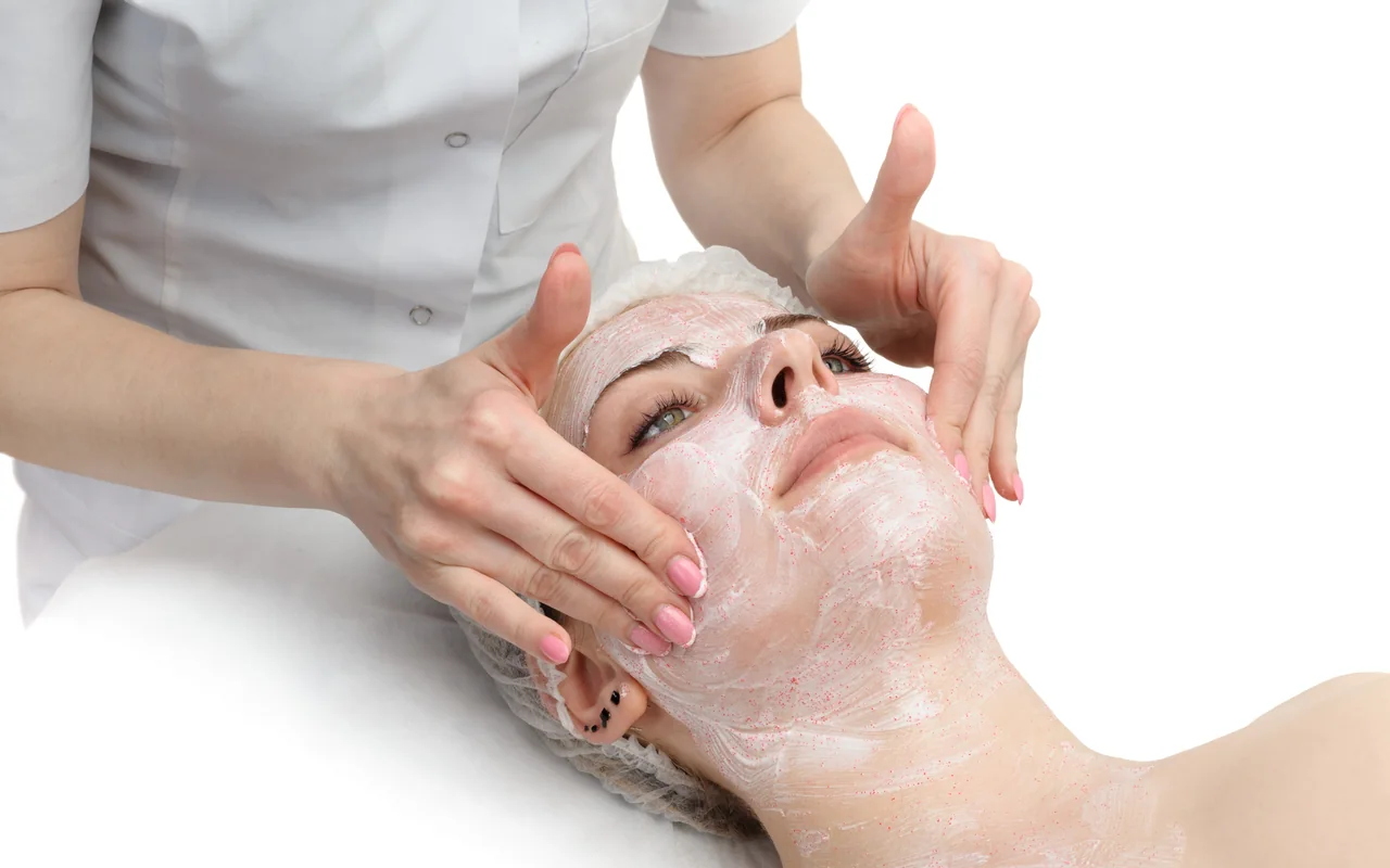 Professionelle Anwendung einer kosmetischen Maske auf dem Gesicht