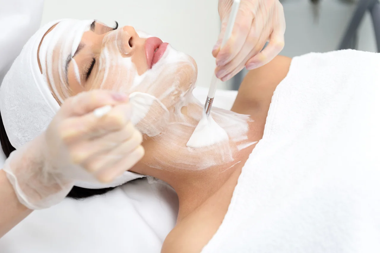 Pinceau éventail utilisé pour une application cosmétique régulière